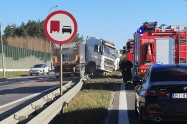 Wypadek w Jurowcach. Ciężarówka uderzyła w bariery