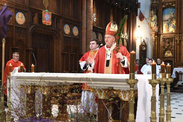 Niedziela Palmowa w katedrze białostockiej. Nie zabrakło nawiązań do zbrodni katyńskiej