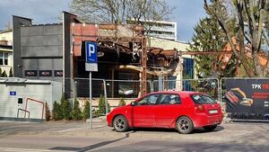 Był tam Bar Ruczaj, potem klub nocny. Trwa rozbiórka słynnego pawilonu
