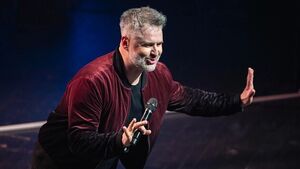 Igor Kwiatkowski w "Introwertyku". Absurdalny humor i świeże spojrzenie na życie!