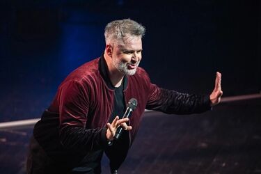 Igor Kwiatkowski w "Introwertyku". Absurdalny humor i świeże spojrzenie na życie!