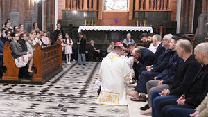 Wielki Czwartek w katedrze białostockiej. Symboliczny gest obmycia stóp [ZDJĘCIA]