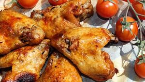 Aromatyczne skrzydełka w sosie BBQ. Prosty przepis na grillowy hit!
