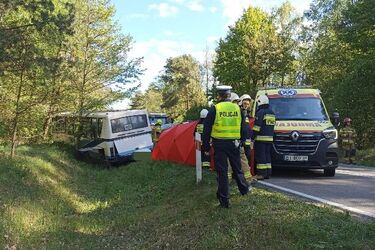 Autobus z dziećmi wypadł z drogi. Kierowca nie żyje