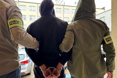 Napastnicy próbowali zmusić 22-latka do wzięcia kredytu. Jeden z nich ugodził go nożem