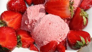 Domowe lody truskawkowe z mascarpone. Idealny deser na Dzień Dziecka