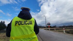Białostoccy policjanci kontrolowali przejazdy kolejowe. Pomagał im dron