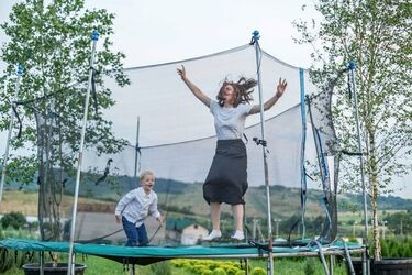 Na co zwrócić uwagę wybierając trampolinę do ogrodu?