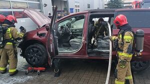 Zapalił się samochód hybrydowy. W akcji 9 strażaków
