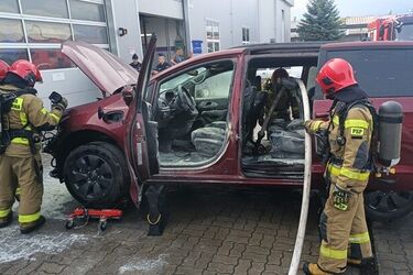Zapalił się samochód hybrydowy. W akcji 9 strażaków