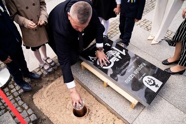 Wiersze, rysunki i zdjęcia dla przyszłych pokoleń. Kapsuła już zakopana