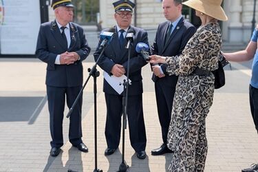 Pracownicy PKP Cargo w niepewności. Poseł Andruszkiewicz domaga się wyjaśnień