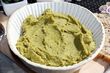 Pasta z zielonego groszku. Prosty przepis na roślinną alternatywę dla wędlin