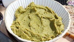 Pasta z zielonego groszku. Prosty przepis na roślinną alternatywę dla wędlin