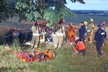 Śmiertelne dachowanie w Szczuczynie. Nie żyje młody mężczyzna
