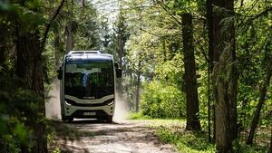 Uczniowie jeżdżą bez ograniczeń, dzieci z rodzicami za darmo. Oferta PKS na lato