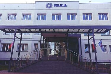 Mężczyzna przyszedł na komendę, by odpocząć. Okazało się, że jest poszukiwany