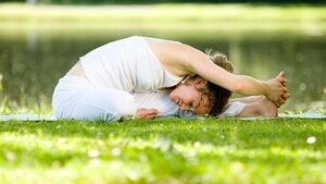 Joga na tarasie opery podlaskiej. Bezpłatne zajęcia tylko w lipcu
