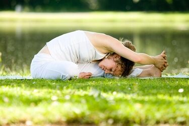 Joga na tarasie opery podlaskiej. Bezpłatne zajęcia tylko w lipcu