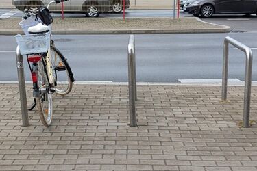 Nowy plac zabaw cieszy mieszkańców. Brakuje jednak stojaków na rowery