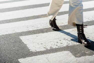 Brak przejścia dla pieszych na Dubois stwarza zagrożenie. Co na to miasto?