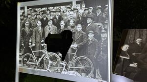 Pijani nastolatkowie zniszczyli wystawę fotograficzną „założycieli Jagiellonii” 