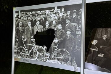 Pijani nastolatkowie zniszczyli wystawę fotograficzną „założycieli Jagiellonii” 