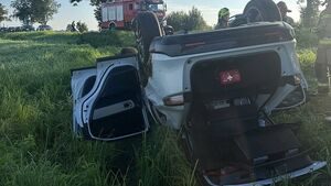 Wypadek pod Białymstokiem. Citroen zajechał drogę, honda dachowała