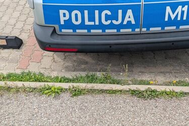 Mężczyzna na dachu bloku na Nowym Mieście.  Strażacy przygotowali skokochron
