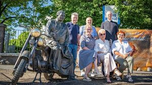 Nowa atrakcja w Wasilkowie. Zobacz, kto "usiadł" na ławeczce z motocyklem