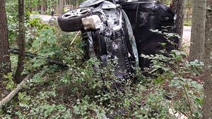 Auto uderzyło w drzewo. 43-letni pasażer zginął na miejscu