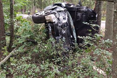 Auto uderzyło w drzewo. 43-letni pasażer zginął na miejscu