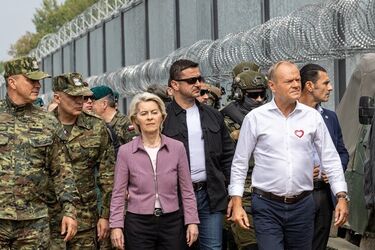 Premier Donald Tusk i Ursula von der Leyen na polsko-białoruskiej granicy
