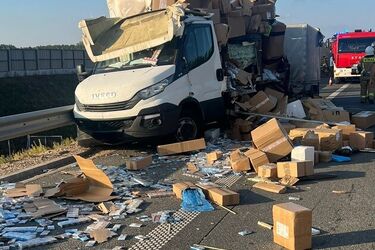 Wypadek na S61. Zginęło bydło. Do tego wysypały się papierosy