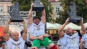 Deszczowa pogoda nie przeszkodziła. Siłacze opanowali Rynek Kościuszki