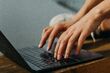 Zaczyna się od wiadomości. Jak nie dać się cyberprzestępcom?