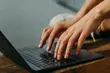 Zaczyna się od wiadomości. Jak nie dać się cyberprzestępcom?