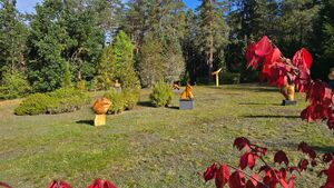 W Arboretum w Kopnej Górze stanęły drewniane rzeźby. Kto jest ich autorem?