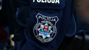 Pijana kobieta usiadła na ladzie i zaczęła jeść. Późnej obraziła policjantów