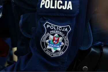 Pijana kobieta usiadła na ladzie i zaczęła jeść. Późnej obraziła policjantów