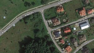„Kierowcy jeżdżą za szybko”. Radny apeluje o próg zwalniający na Klepackiej