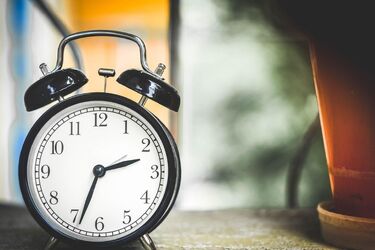 Dodatkowa godzina snu, ale krótsze dni. Kiedy przestawiamy zegarki?