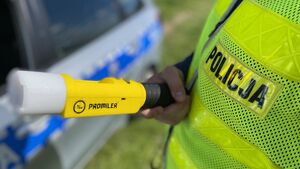 Nietrzeźwy kierowca zderzył się z radiowozem. Grozi mu więzienie