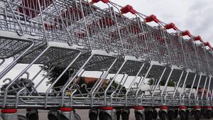 Kolejny sklep wydłuża godziny pracy przed Wszystkimi Świętymi