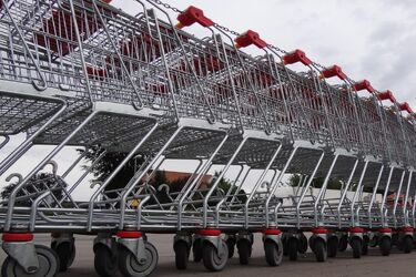 Kolejny sklep wydłuża godziny pracy przed Wszystkimi Świętymi