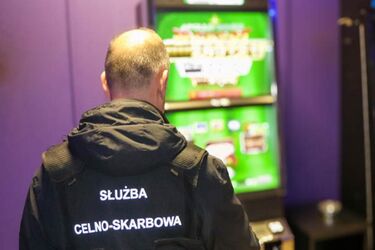 4 nielegalne salony gier zlikwidowane. Funkcjonariusze KAS uderzyli w hazar