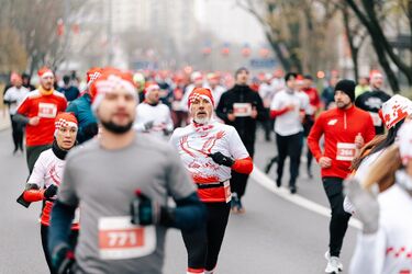 Sportowe święto na ulicach miasta. Biegacze pokazali swą patriotyczną duszę