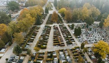 Dziury w ogrodzeniu i bramka prosto na grób. Problemy na Cmentarzu Miejskim