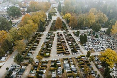 Dziury w ogrodzeniu i bramka prosto na grób. Problemy na Cmentarzu Miejskim
