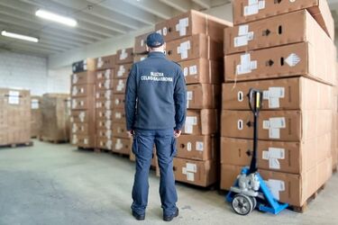 Uderzenie w nielegalny handel. KAS przejęła ponad 2 tys. e-rowerów i hulajnóg